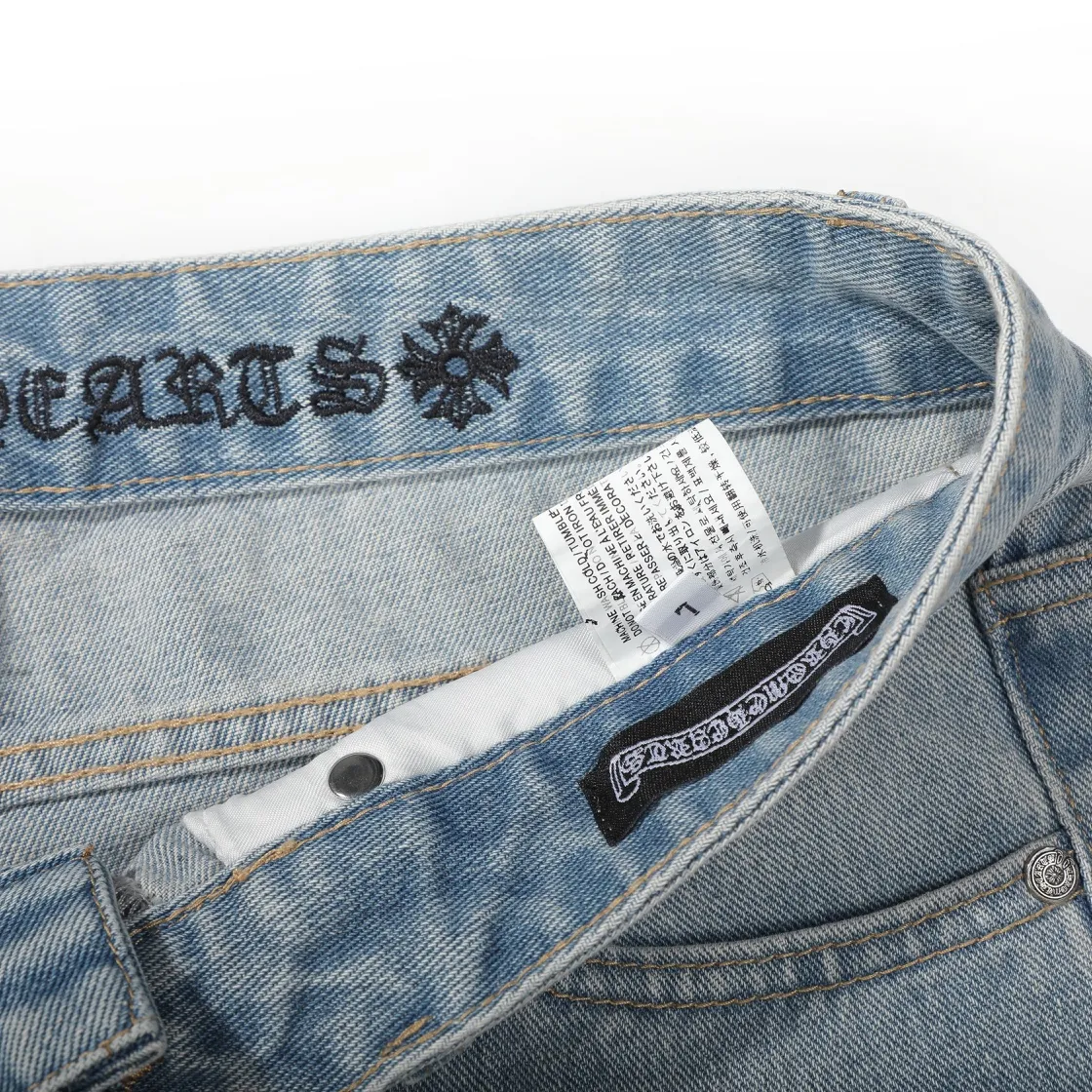 P290 (top replica) Ch rare co-branded top item Chrome hearts new Chrome heart patchwork leather patch cross stitching micro-flare jeans Top-notch configuration, invincible details! ! Cleanfit has become very popular in the past two years, and Kroxin’s consistent style is particularly high-end! ! Imported Japanese woven fabric ready-made clothes, genuine leather Crocodile leather labels and waist cloth leather tags are sewn on. The overall process is very cumbersome. The buttons on the trousers fly, rivets, back pockets, and metal decorative plates are all custom-made from molds. After they are finished, they are distressed to create a very effective effect. It has a vintage taste, and has been used by all kinds of big-name European and American celebrities. Kenijima’s cleanfit style has become popular all over the world. Top-grade hardware, pay attention to my detailed photos, the buttons are all detachable, and they are made of 925 engraved silver! ! Match as you like, suitable for both men and women ✔️✔️ Color: Blue Size: S M L XL